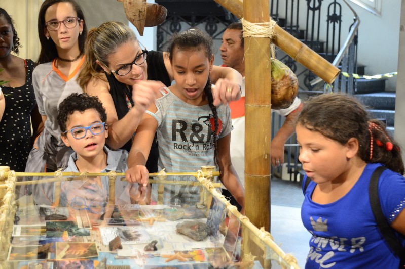 Bienal Do Mercosul Oferece Visita Guiada Para Deficientes Auditivos