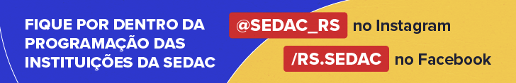 Banner com fundo azul e amarelo. &Agrave; esquerda, o texto: &ldquo;Fique por dentro da programa&ccedil;&atilde;o das institui&ccedil;&otilde;es da Sedac&rdquo;. &Agrave; direita, aparecem os perfis &ldquo;@SEDAC_RS&rdquo;, no Instagram, e &ldquo;/RS.SEDAC&rdquo;, no Facebook, destacados em caixas vermelhas