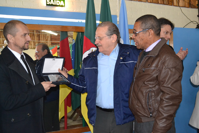 Governador recebe homenagem do Ponto de Cultura de Pelotas