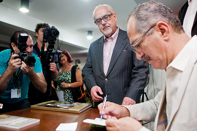 Ministro autografou a obra na CCMQ