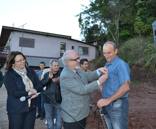 Carlos Zuch recebeu o boton que identifica os integrantes da Rede RS de Pontos de Cultura