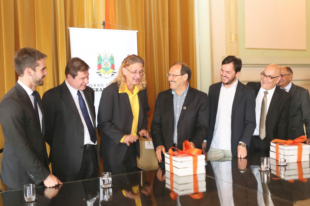 Governador recebeu os 3 volumes do Bicentenário de Pelotas. Foto: Luiz Chaves/Palácio Piratini