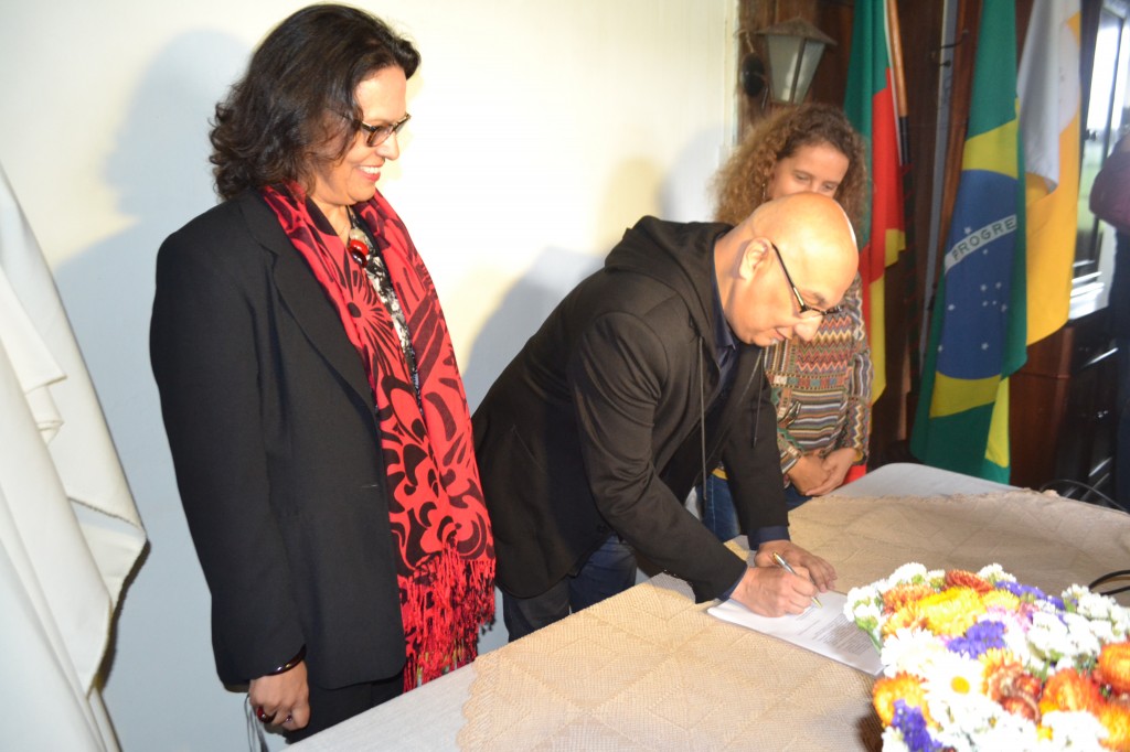 Secretário Victor Hugo assina o termo de tombamento da Fazenda da Tafona ao lado da Diretora do IPHAE, Mirian Sartori, e da Vice-cônsul de Portugal, Adriana de Melo Ribeiro.