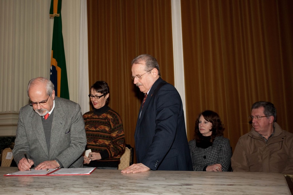 Assis Brasil assina Termo de Compromisso entre o Governo do RS e o Ministério da Cultura Foto: Caco Argemi/Palacio Piratini