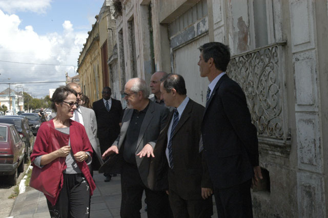 Ana de Hollanda e Assis Brasil visitam prédios históricos de Pelotas