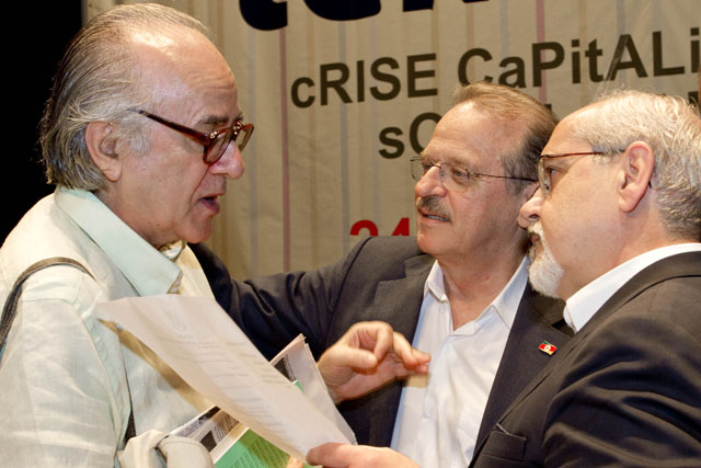 Secretário Assis Brasil, governador Tarso Genro e Boaventura Santos- Foto: Caroline Biccochi