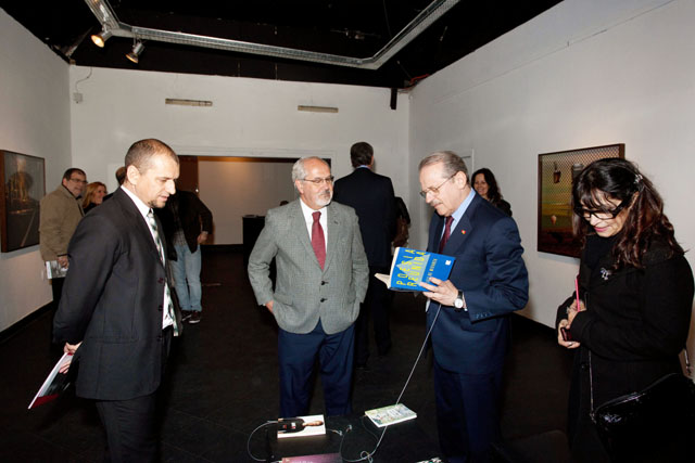 Governador Tarso Genro visitou exposição na Subte que reúne fotos e poesias Foto: Caco Argemi