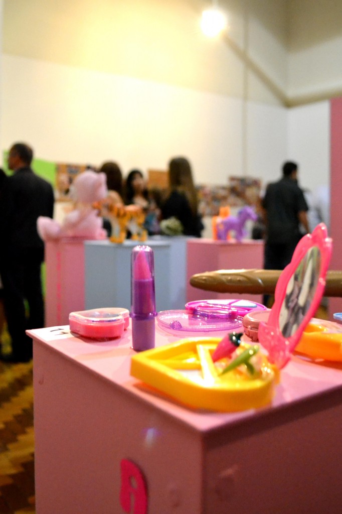 Objetos comuns ao universo infantil estão expostos Foto: Divulgação