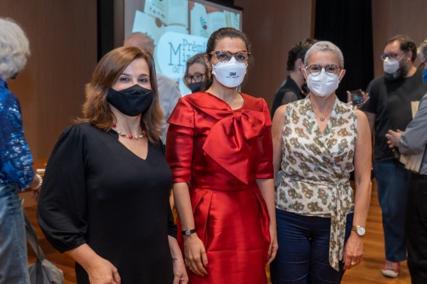 Diretora do Instituto de Letras da UFRGS, Carmem Luci da Costa Silva, a diretora do IEL, Patrícia Langlois, e a secretária Bia 