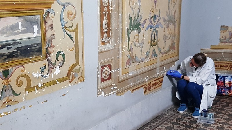 A obra está a cargo de especialistas em restauração de pinturas murais e arquitetura com valor cultural