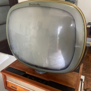  Aparelho de televisão é um dos primeiros modelos a serem comercializados no Brasil