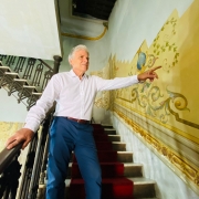O pres. Assoc. Amigos da BPE, Gilberto Schwartsmann, entusiasmado com o trabalho de restauração dos murais