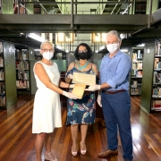 Beatriz Araujo, Morganah Marcon e Gilberto Schwartsmann com as novas peças do acervo