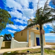 A Capela está localizada em um trecho elevado, às margens da Lagoa Mirim.