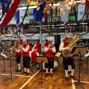 As tradicionais bandinhas alemãs embalam a festa