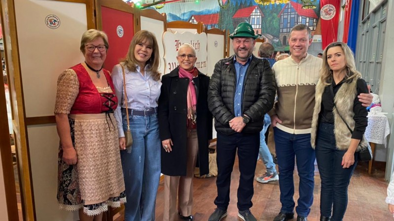 secretária Bia com autoridades do município de Estrela