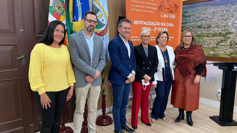 Secretária Beatriz e autoridades municipais