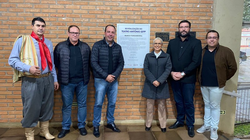 Secretária Beatriz Araujo e autoridades municipais de Santo Ângelo
