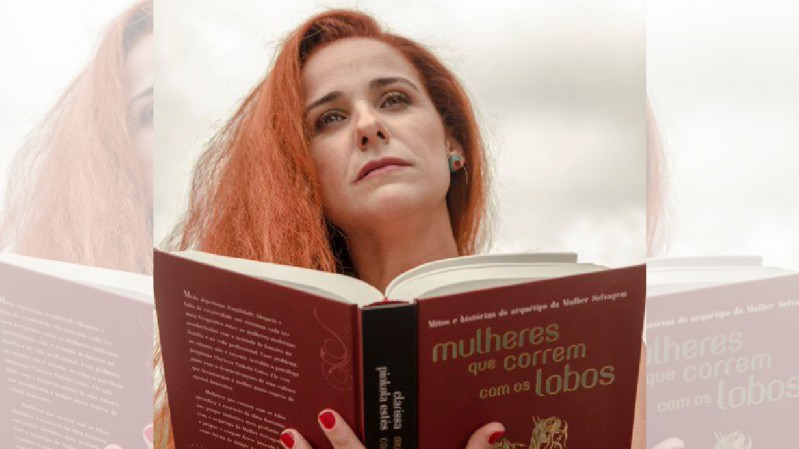 A atriz e contoterapeuta Dani Pamplona conduz a atividade