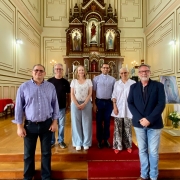 Bia Araujo acompanhada do pároco, Wison Fernandes, da arquiteta e do coordenador do Conselho Econômico da Paróquia