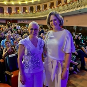 Beatriz Araujo com a prefeita Paula
