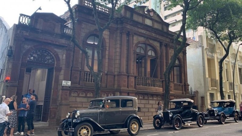 Automóveis de época estacionados em frente à casa de Julio de Castilhos criaram o clima da primeira metade do século passado