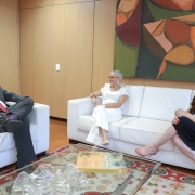 Secretária Beatriz e secretária adjunta, Gabriella Meindrad, em reunião com o secretário Executivo, Márcio Tavares