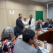 Beatriz entregou à ministra um exemplar do catálogo Movimentos sociais sob suspeita