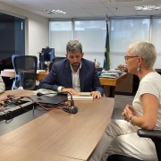 Beatriz Araujo com  o presidente do Iphan, Leandro Antonio Grass Peixoto, e o diretor Andrey Rosenthal Schlee