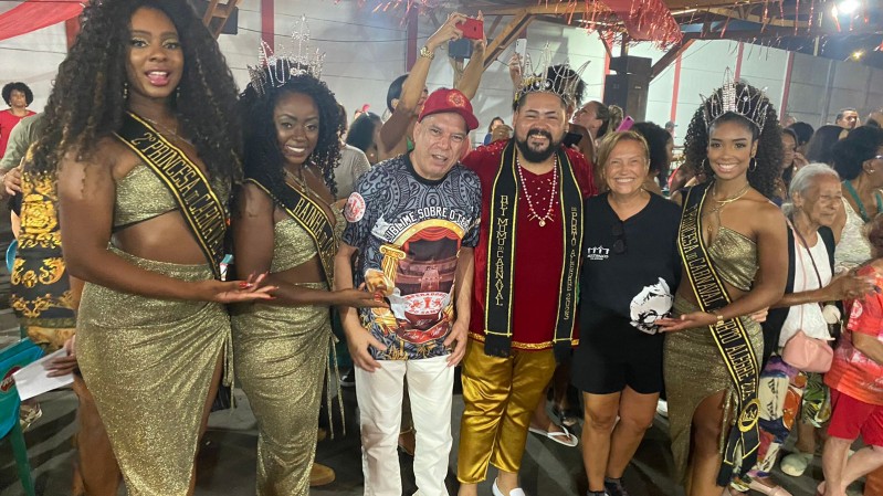 João Antônio Porto, diretor Operacional do Theatro São Pedro (de boné vermelho) nos ensaios da Imperadores do Samba