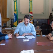 Governador Eduardo Leite assina contrato para execução das obras de engenharia do Teatro Italiano