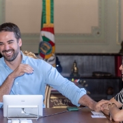 Governador Eduardo Leite e a secretária Beatriz Araujo no ato de assinatura do contrato