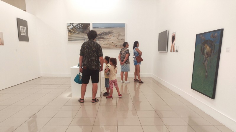 Visitantes na exposição Acervo em Movimento