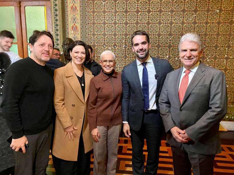 O maestro Evandro Matte e a presidente interina Simone Adriano, com a secretária Bia, o governador e Schwartsmann