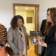 A secretária Gabriella Meindrad presenteou a Ministra Margareth Menezes com o livro Rio Grande do Su (2)
