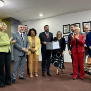 Foto geral da assinatura do Termo de Cessão de Uso