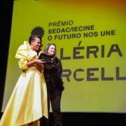 13/08/2023 - 51º Festival de Cinema de Gramado - Homenageada Prêmio "SEDAC/IECINE - O Futuro Nos Une" Valéria Barcellos entregue por Camila Diesel, Diretora de Comunicação da SEDAC | Foto: Edison Vara/Agência Pressphoto