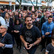 Governador e Bia caminhando