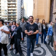 Governador e Bia caminhando na frente do Palácio