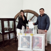 Luiza Rodrigues recebendo os quadros