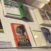 Materiais que complementam a mostra são expostos no MuseCom