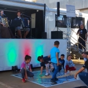 Na praça Cristóvão Colombo, em Muçum, as crianças participaram de oficinas e shows