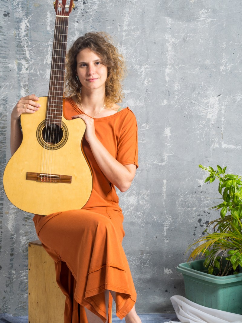 A multi-instrumentista Cecilia Três é a artista convidada para essa edição do projeto que acontecerá no auditório Luís Cosme