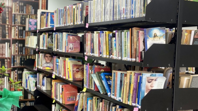 Estante de livros localizada em Roca Sales