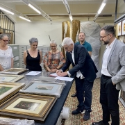 Heitor Bergamini  assina a doação das obras de arte para os museus