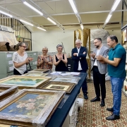 Secretária Beatriz Araujo e diretores aplaudem o ato da assinatura de aquisição das obras de arte doadas por Heitor Bergamini