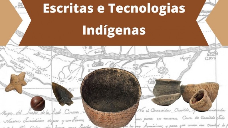 Sob um fundo que mostra um mapa de traçado cinza, uma tarja marrom exibe o título Escritas e Tecnologias Indígenas. Abaixo do título, objetos como caçambas de cerâmica, um cesto de palha, uma ponta de flecha em pedra, um objeto de pedra que lembra uma estrela e uma bola com um friso central utilizada em boleadeiras.