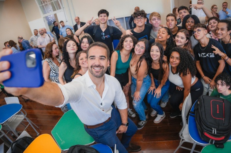 Governador interagiu com estudantes do IE, que iniciaram as aulas em espaços renovados