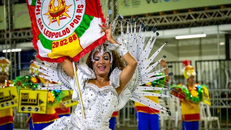 Escola Império do Sol leva cultura e história de São Leopoldo para avenida, destacando Bicentenário da Imigração Alemã