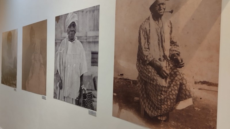Entre os itens expostos, estão fragmentos de vida e de luta de mulheres que ajudaram e ajudam a construir a história do Estado